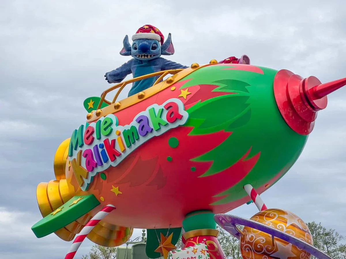 Stitch piloting a Christmas-tree airship float in the Toys Wondrous Christmas parade