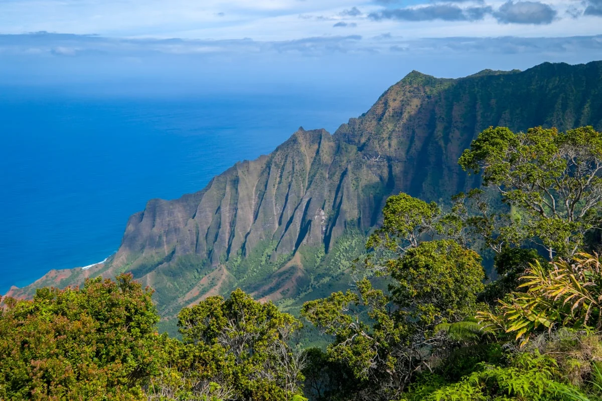 Na Pali Coast cliffs plunging into the blue Pacific Ocean