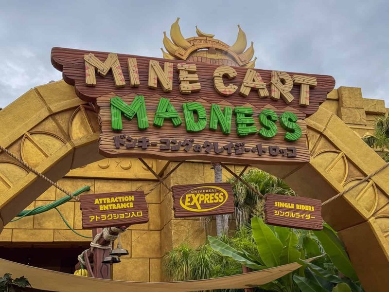 Mine Cart Madness entrance with Universal Express sign
